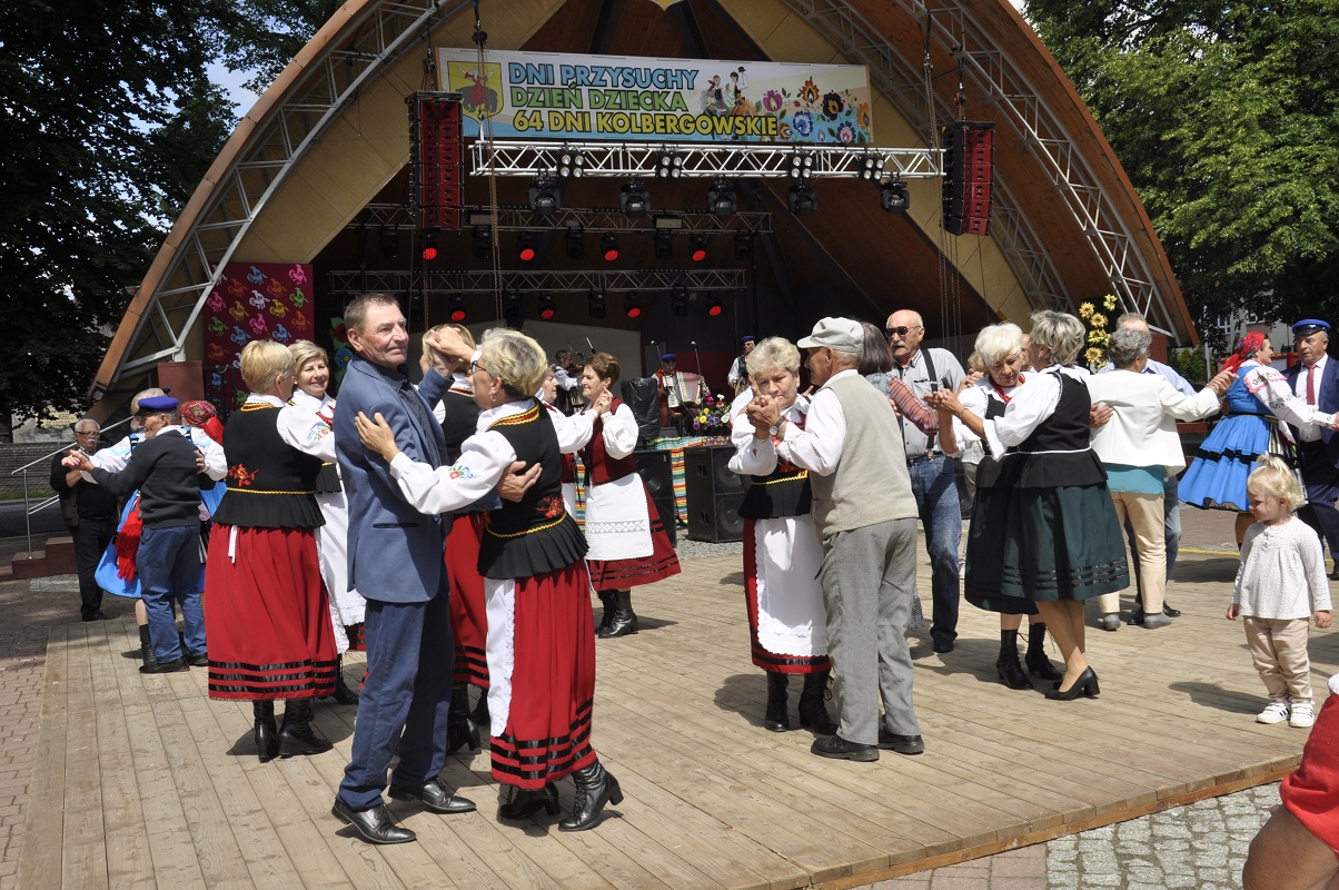 Ludzie tańczą pod sceną