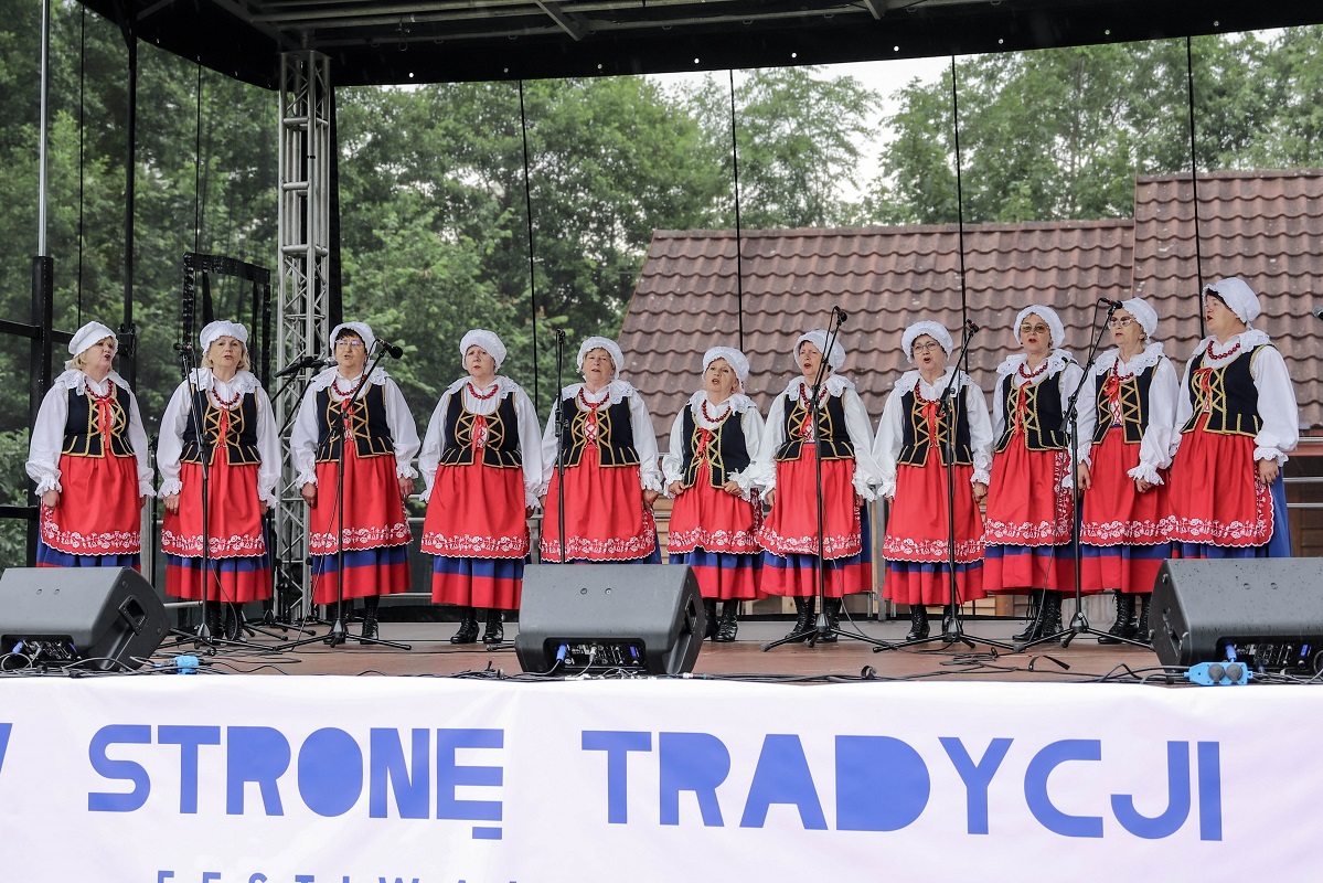 Kobiety w strojach ludowych na scenie