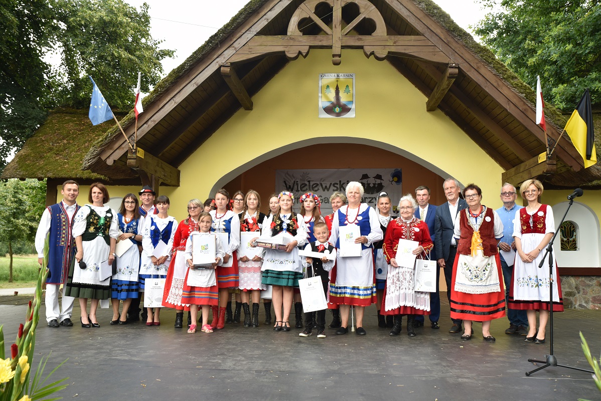 Ludzie w strojach ludowych