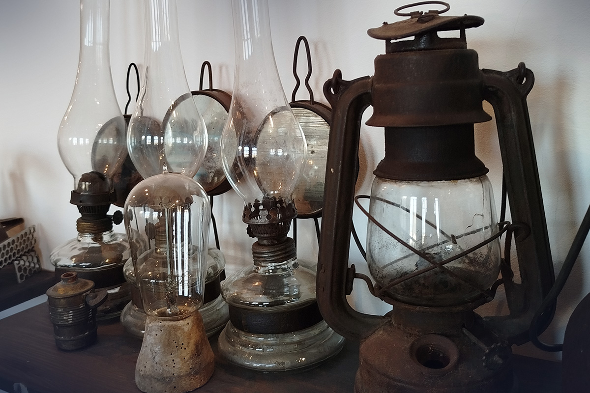 Ekspozycja lamp naftowych w Muzeum Przyrody oraz Muzeum Etnograficznym im. Edwarda Klemensa; fot. OPiP we Wrocławiu
